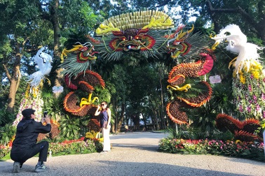 Mãn nhãn tác phẩm hình rồng “khổng lồ” được tạo từ 1,2 tấn hoa quả ở Hà Nội