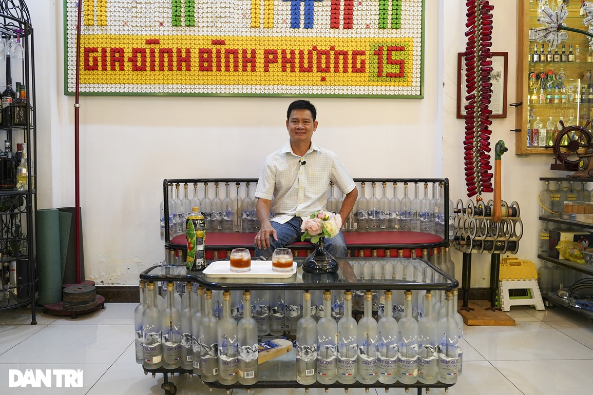 Người đàn ông biến hàng nghìn chai lọ thành giường, tủ, đồ dùng trong nhà - 1 Người đàn ông biến hàng nghìn chai lọ thành giường, tủ, đồ dùng trong nhà - 1