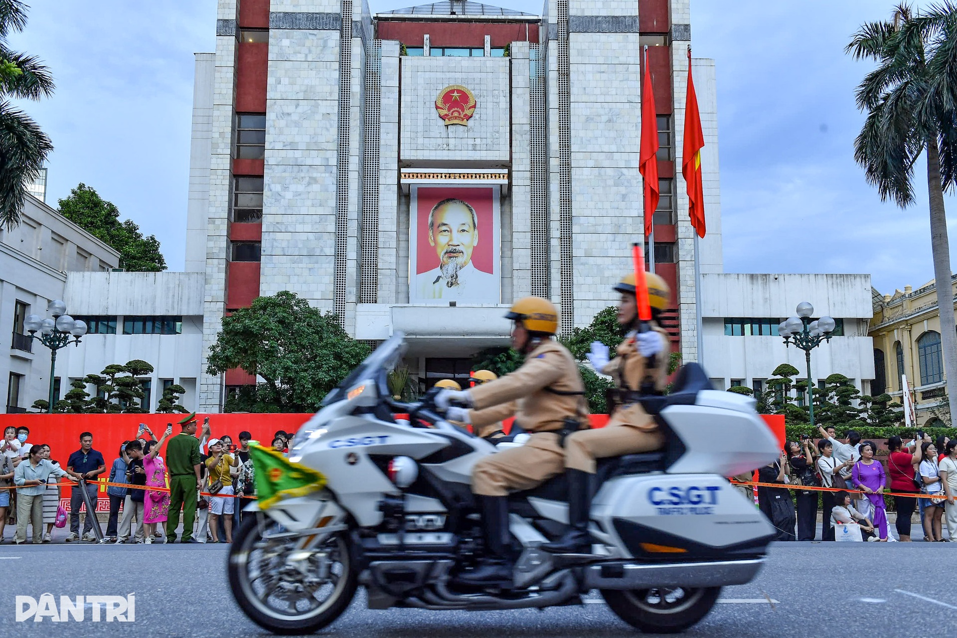 Cảnh vệ trình diễn kỹ năng điều khiển mô tô tại bờ hồ Hoàn Kiếm - 7 Cảnh vệ trình diễn kỹ năng điều khiển mô tô tại bờ hồ Hoàn Kiếm - 7
