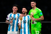 Tiết lộ bất ngờ về tâm thư đồng đội cầu xin Messi không rời tuyển Argentina