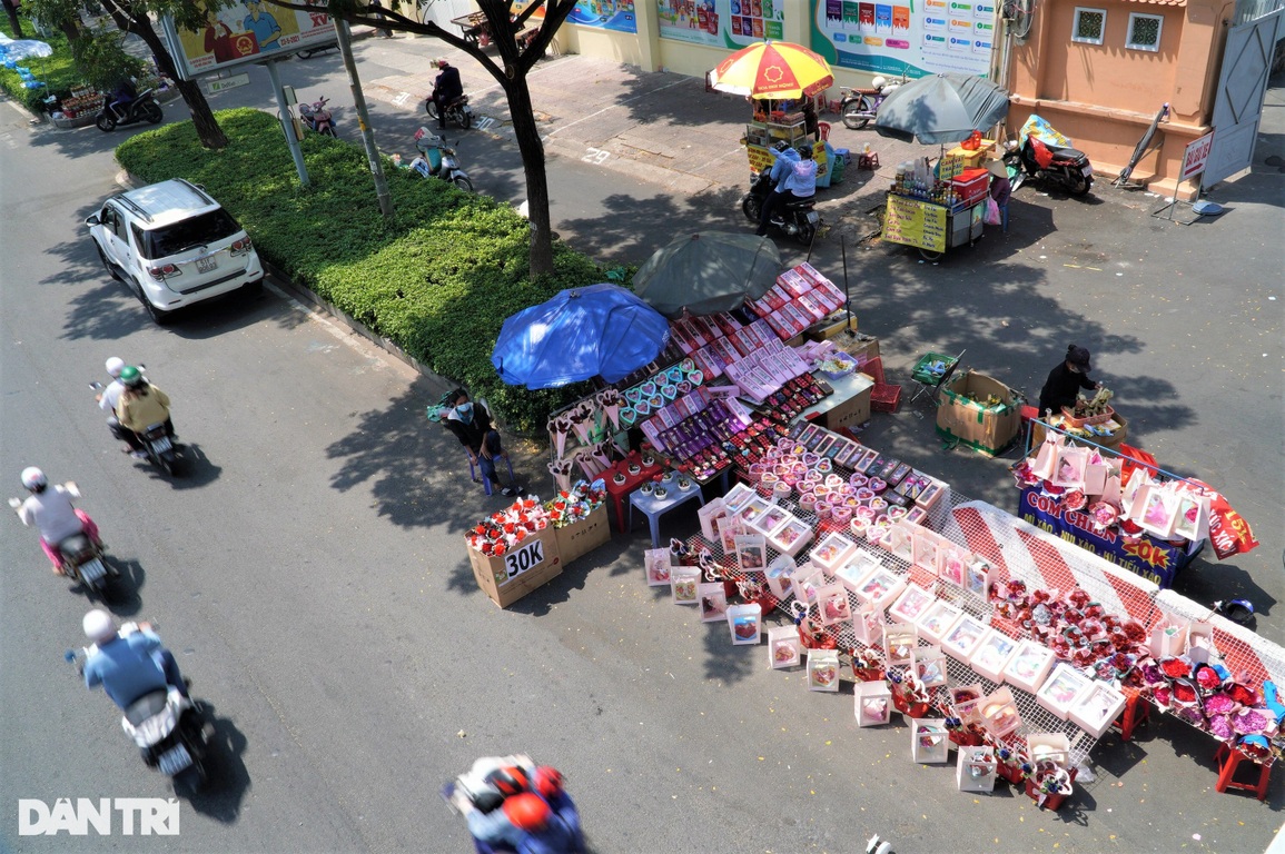 Hoa tiền, hoa kim cương... mòn mỏi đợi khách trên con đường tình yêu - 1 Hoa tiền, hoa kim cương... mòn mỏi đợi khách trên con đường tình yêu - 1