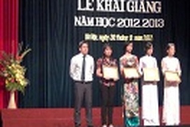 Trao học bổng “Dạ Hương chung sức cùng nữ thầy thuốc tương lai”