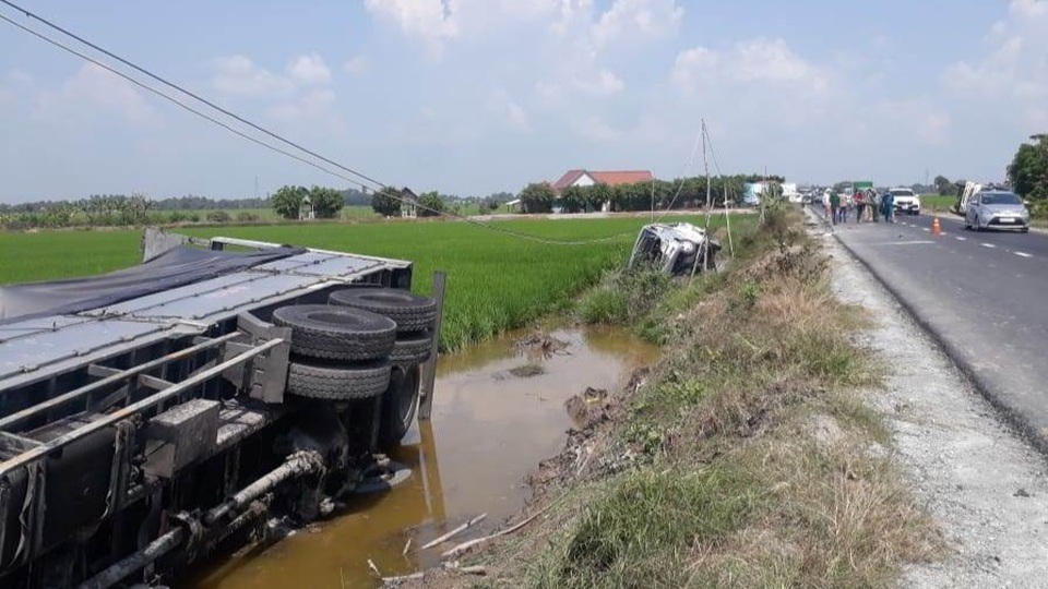 Hai ô tô va chạm rồi lật xuống ruộng, 1 người chết, 7 người bị thương - 1 Hai ô tô va chạm rồi lật xuống ruộng, 1 người chết, 7 người bị thương - 1