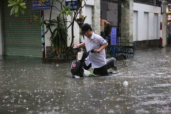 TPHCM mưa lớn chiều đầu tuần, nhiều nơi bị ngập