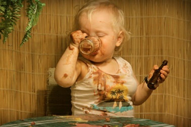 Bé gái “nhậu nhẹt” trong quán bar