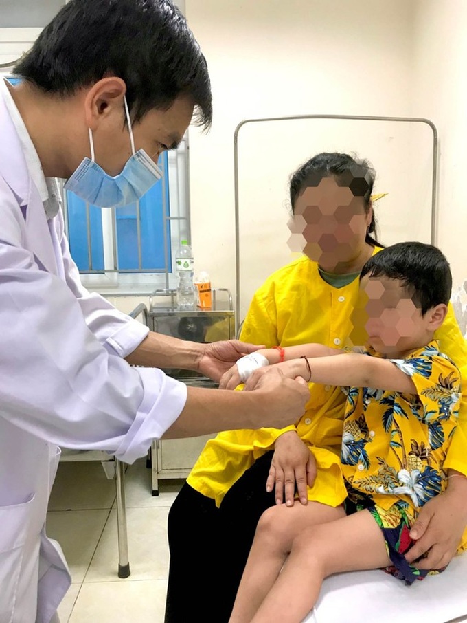 Bác sĩ thăm khám cho bệnh nhân trước khi xuất viện.