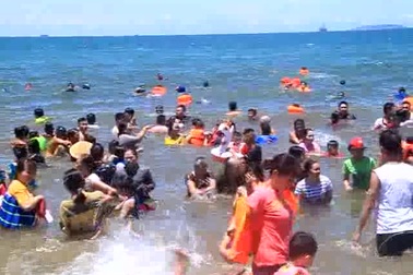 Bình Định: “Lạ” nơi người dân tắm biển lúc 12 giờ trưa để xả xui