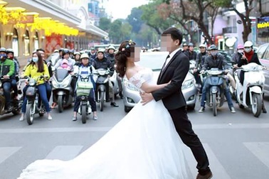 Chụp ảnh cưới giữa ngã tư đèn đỏ: Lãng mạn hay đùa với tính mạng?