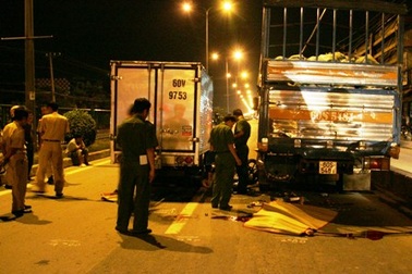 Đi xe kẹp 4 “húc” ô tô, 3 thanh niên chết thảm