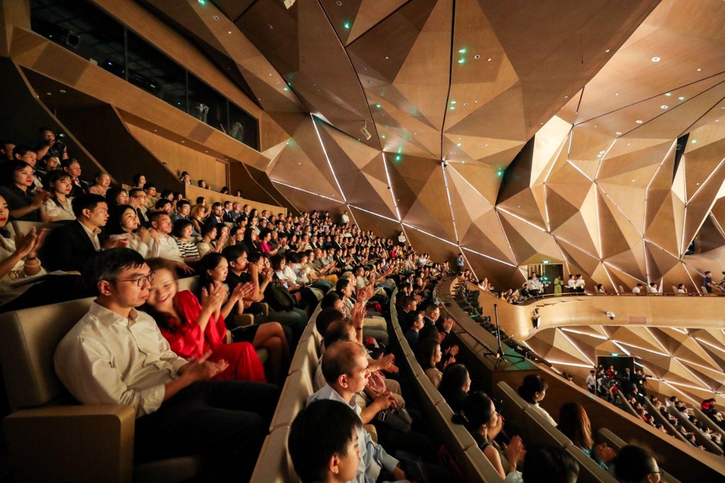 Hòa nhạc tháng Tám: Các nghệ sĩ quốc tế thăng hoa, trình diễn ấn tượng - 2 Hòa nhạc tháng Tám: Các nghệ sĩ quốc tế thăng hoa, trình diễn ấn tượng - 2