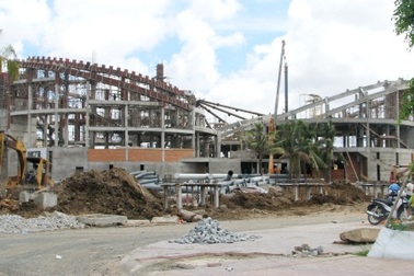 Ngày hội đến gần, công trình phục vụ còn lắm ngổn ngang