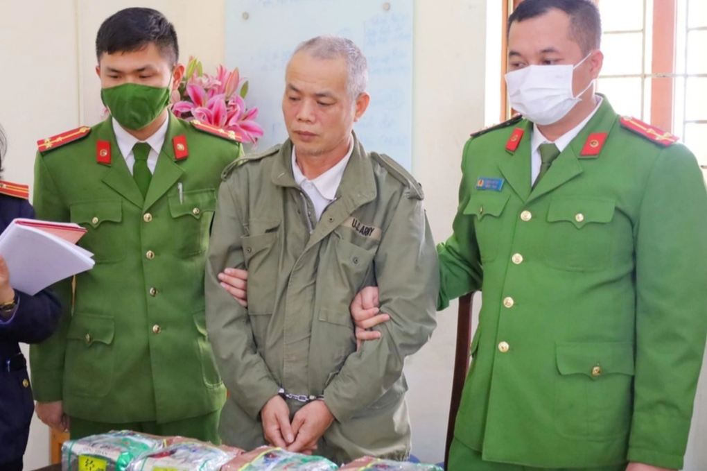 Thuê taxi lên biên giới để mua 4kg ma túy đá - 1 Thuê taxi lên biên giới để mua 4kg ma túy đá - 1