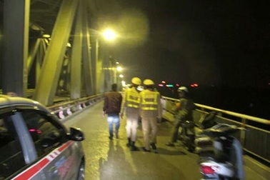 Hà Nội: Thiếu nữ lên cầu Chương Dương tự tử lúc 2h sáng