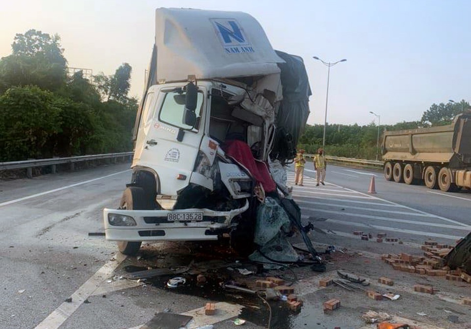 Hai ô tô tải “cắn đuôi” nhau trên cao tốc Nội Bài - Lào Cai, 1 người chết - 1