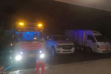 Nhiều đoàn cứu trợ mắc kẹt ở khu vực biên giới Nghệ An do quốc lộ 7 sạt lở