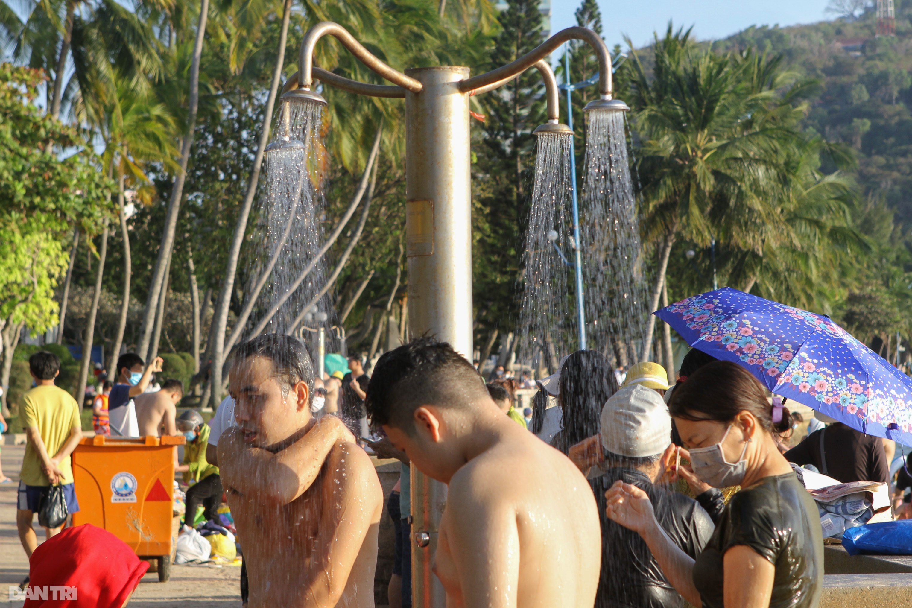 Biển Vũng Tàu chật kín du khách những ngày đầu năm mới - 9 Biển Vũng Tàu chật kín du khách những ngày đầu năm mới - 9