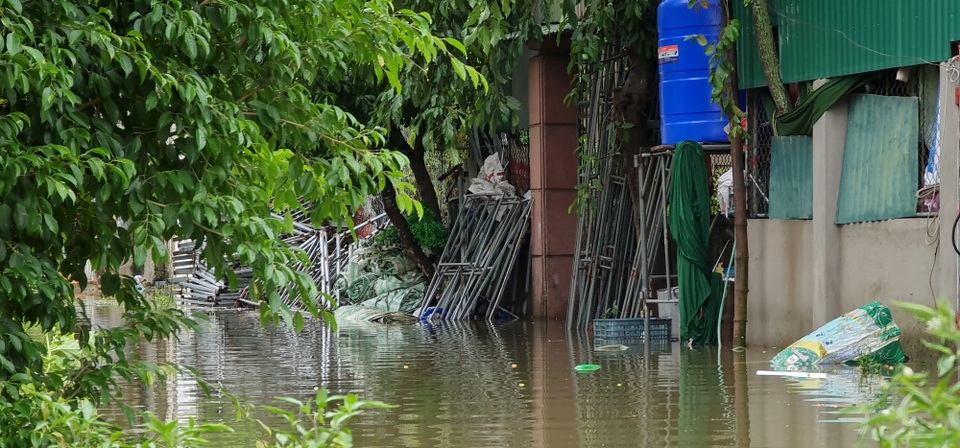 Người dân thành Vinh bì bõm trong biển nước - 8 Người dân thành Vinh bì bõm trong biển nước - 8