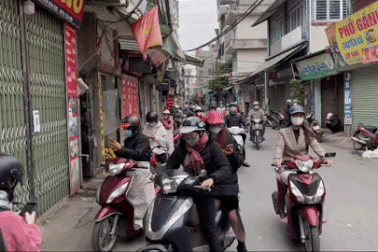 Hà Nội: Đông nghịt người quét QR Code tại "ổ dịch" Phú Đô để ra vào phường