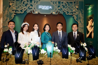 Jemmia Diamond mang bộ sưu tập "Vũ khúc Thiên Phượng" tới UAE