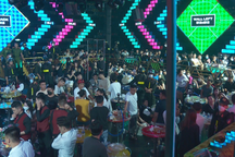 Mang súng cùng 25 viên đạn  vào quán bar để… phòng thân