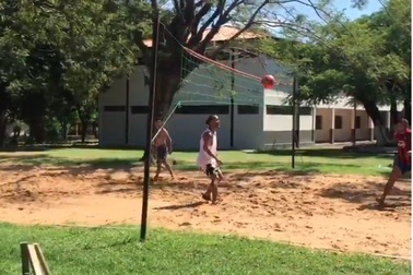 Ronaldinho thể hiện kỹ năng chơi Piki Volley trong tù