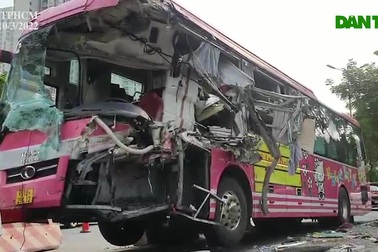 Xe khách tông xe bồn tưới nước ở TPHCM, 3 người bị thương