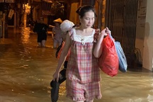 Hà Nội: Nhiều người dân chạy lũ trong đêm