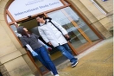 Du học 10 trường đại học hàng đầu Anh Quốc, nhận học bổng tới 130 triệu và máy tính xách tay