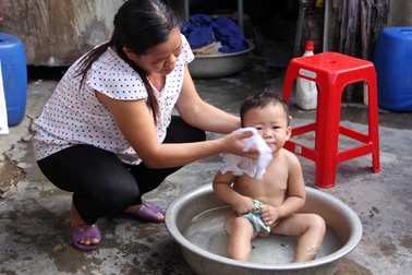 Bố mẹ đau đớn đếm sự sống từng ngày của con thơ