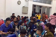 Trẻ em ở Bắc Ninh vẫn ùn ùn lên Hà Nội khám vì lo sợ nhiễm sán lợn