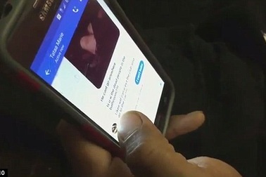 Khoảnh khắc con tin chen chúc nín thở trong nhà tắm hộp đêm Orlando