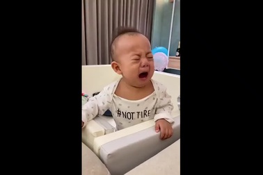 Bật cười với giải pháp đầy hài hước nhưng hiệu quả để dỗ trẻ khóc