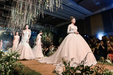 Thử làm cô dâu trong Triển lãm Cưới và Du lịch trăng mật 2018