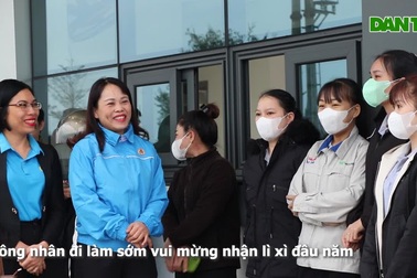 Công nhân phấn khởi nhận lì xì khi đi làm sớm sau Tết