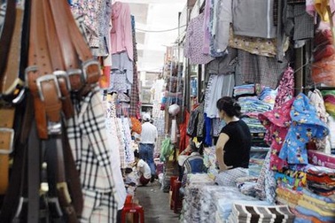 Hàng loạt tiểu thương chợ Đông Ba khốn đốn vì chủ hụi bỏ trốn