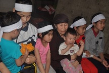 Mẹ chết thảm vì xe tải, bố cũng đột ngột qua đời, 6 con thơ côi cút