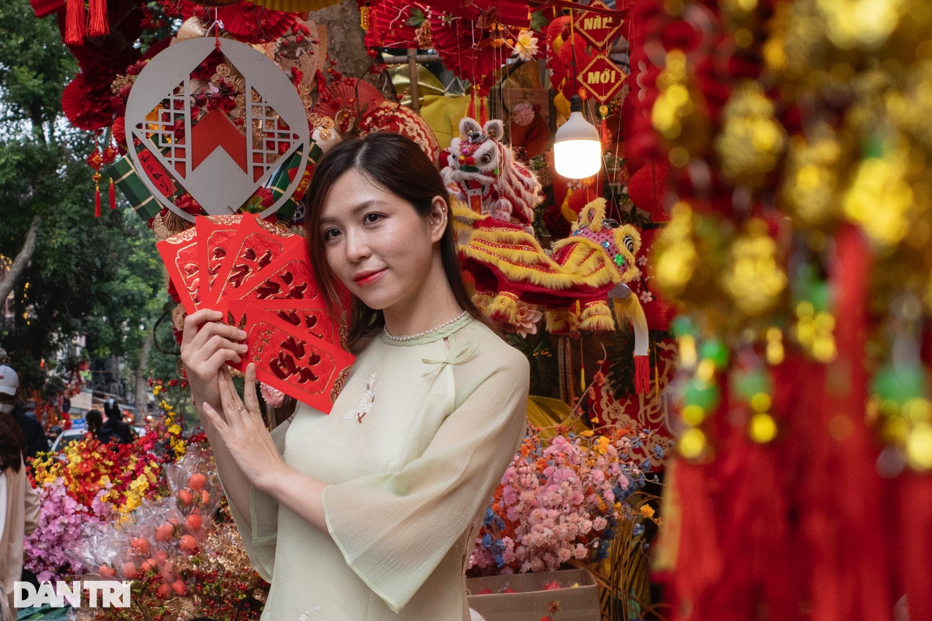 Ngắm cặp linh vật rồng khổng lồ xuất hiện trên phố Tết Hà Nội - 5 Ngắm cặp linh vật rồng khổng lồ xuất hiện trên phố Tết Hà Nội - 5