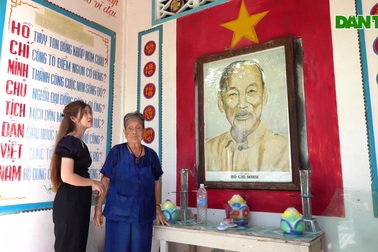 Ngôi nhà vẽ đầy tranh và câu thơ ngợi ca về Bác Hồ trên tường