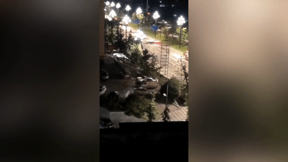 Hố tử thần bất ngờ xuất hiện, nuốt chửng hàng chục xe cộ - 1 Hố tử thần bất ngờ xuất hiện, nuốt chửng hàng chục xe cộ - 1