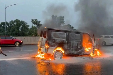 Xe tải van bốc cháy trên cao tốc Hà Nội - Hải Phòng