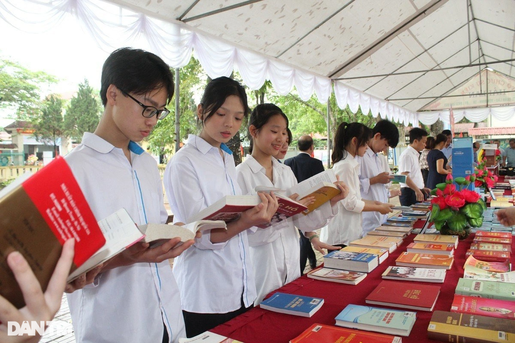 Hàng nghìn học sinh hào hứng tham gia Ngày Sách và Văn hóa đọc - 3 Hàng nghìn học sinh hào hứng tham gia Ngày Sách và Văn hóa đọc - 3