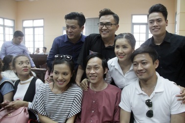 Nhiều nghệ sĩ tới tòa ủng hộ Ngọc Trinh trong vụ kiện Nhà hát kịch