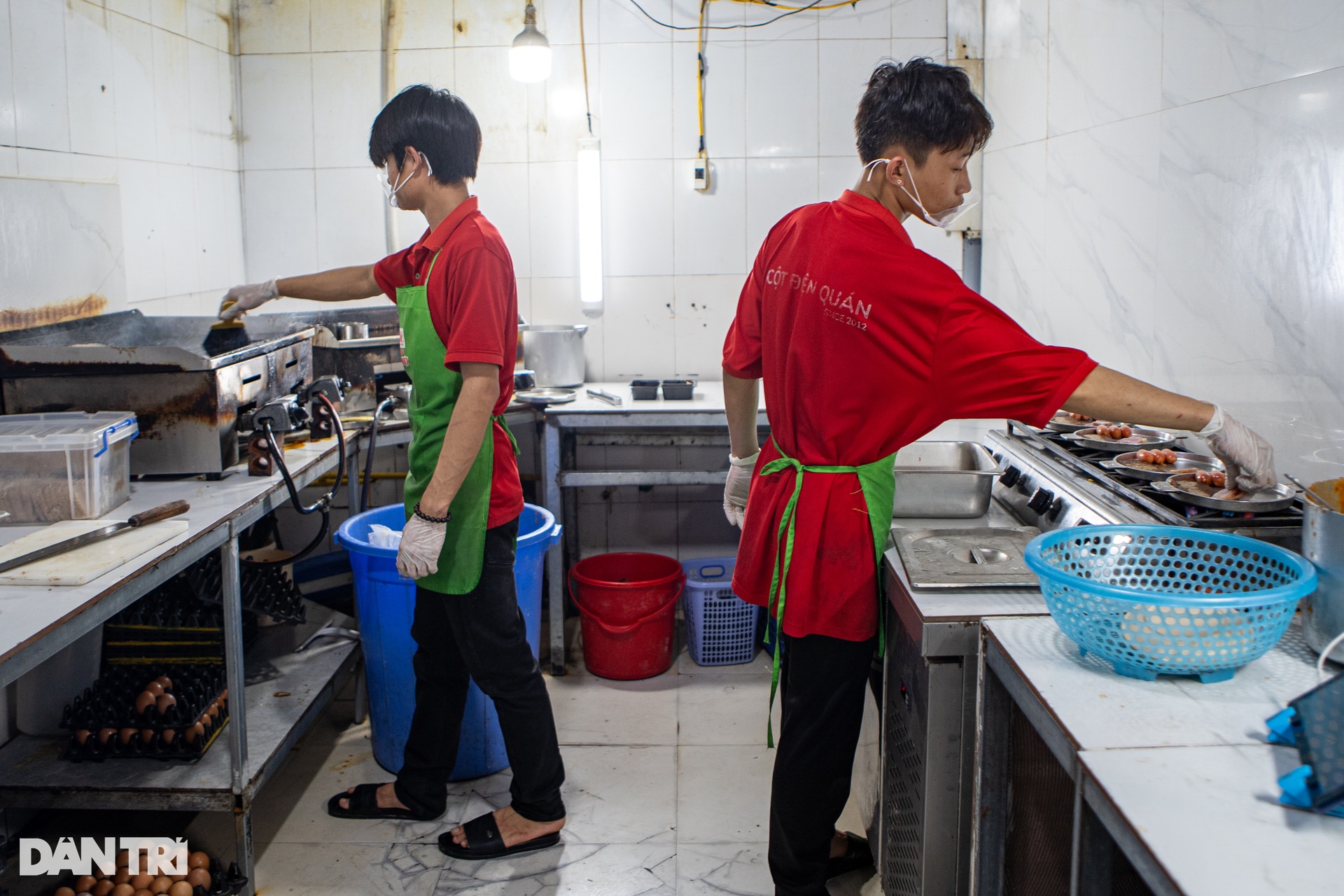 Thực khách rón rén soi miếng pate khi ăn bánh mì chảo vì lo… có dòi - 9