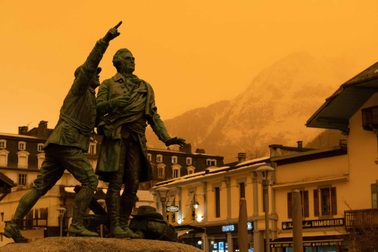 Kỳ thú hiện tượng "tuyết da cam" tạo nên cảnh tượng ngỡ ngàng