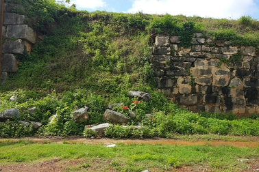 Lần đầu khai quật khu vực chân móng tường thành bằng đá độc nhất vô nhị