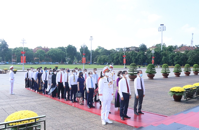 Đoàn bày tỏ lòng thành kính trước anh linh Chủ tịch Hồ Chí Minh