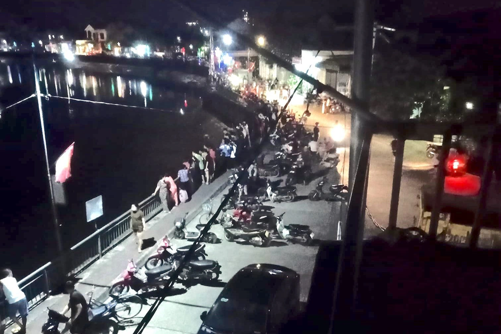 Hàng trăm người được huy động tìm kiếm nam sinh mất tích trên sông - 2 Hàng trăm người được huy động tìm kiếm nam sinh mất tích trên sông - 2