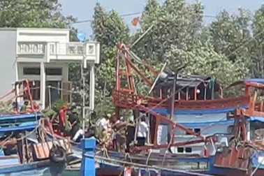 Khám nghiệm con tàu bị chìm tại lễ hội Nghinh Ông.