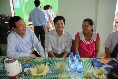 Bộ trưởng Phạm Vũ Luận  trao tặng nhà “Mái ấm công đoàn”  tới giáo viên nghèo