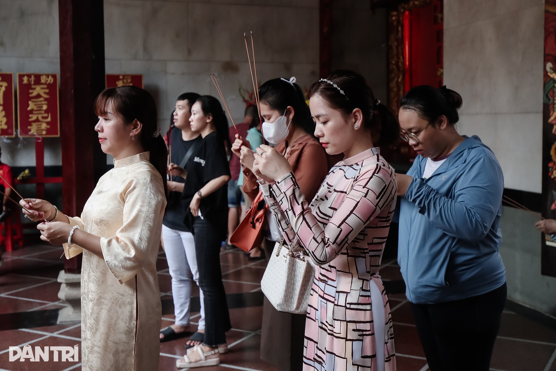 Xếp hàng chui qua tượng ngựa cầu may đầu năm - 8 Xếp hàng chui qua tượng ngựa cầu may đầu năm - 8